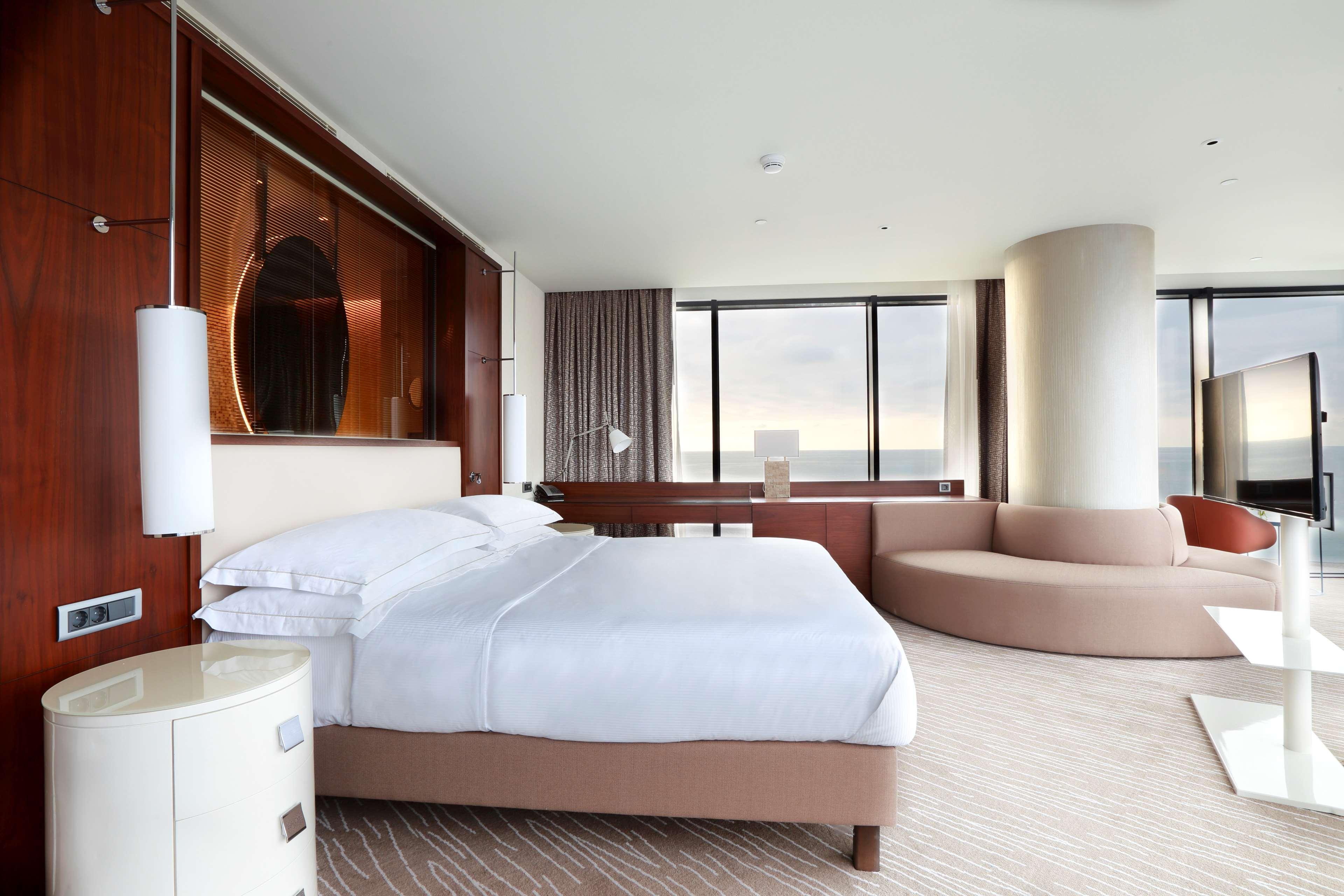 Hilton Batumi Hotel Luaran gambar A suite at the hotel