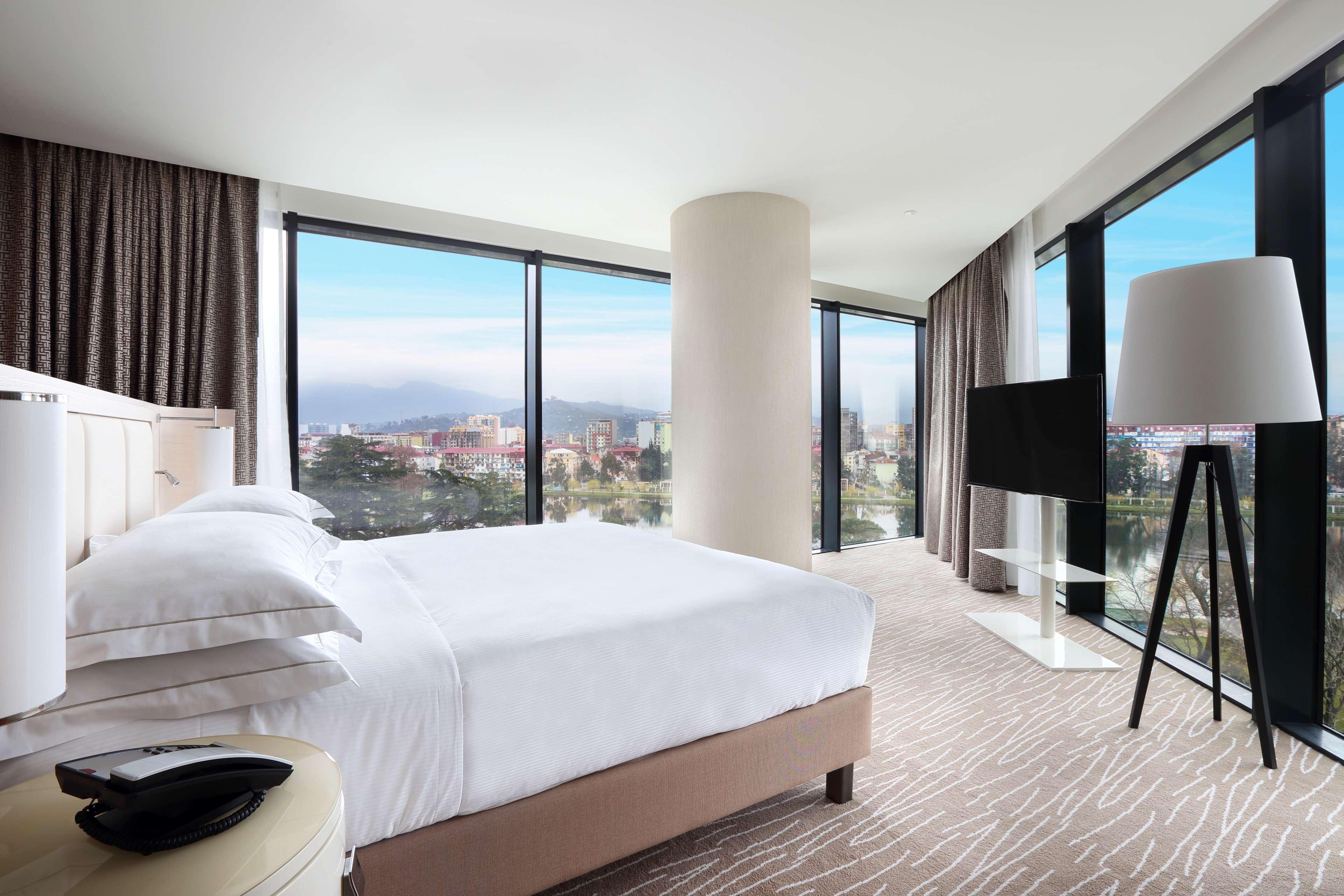 Hilton Batumi Hotel Luaran gambar A bedroom at the hotel