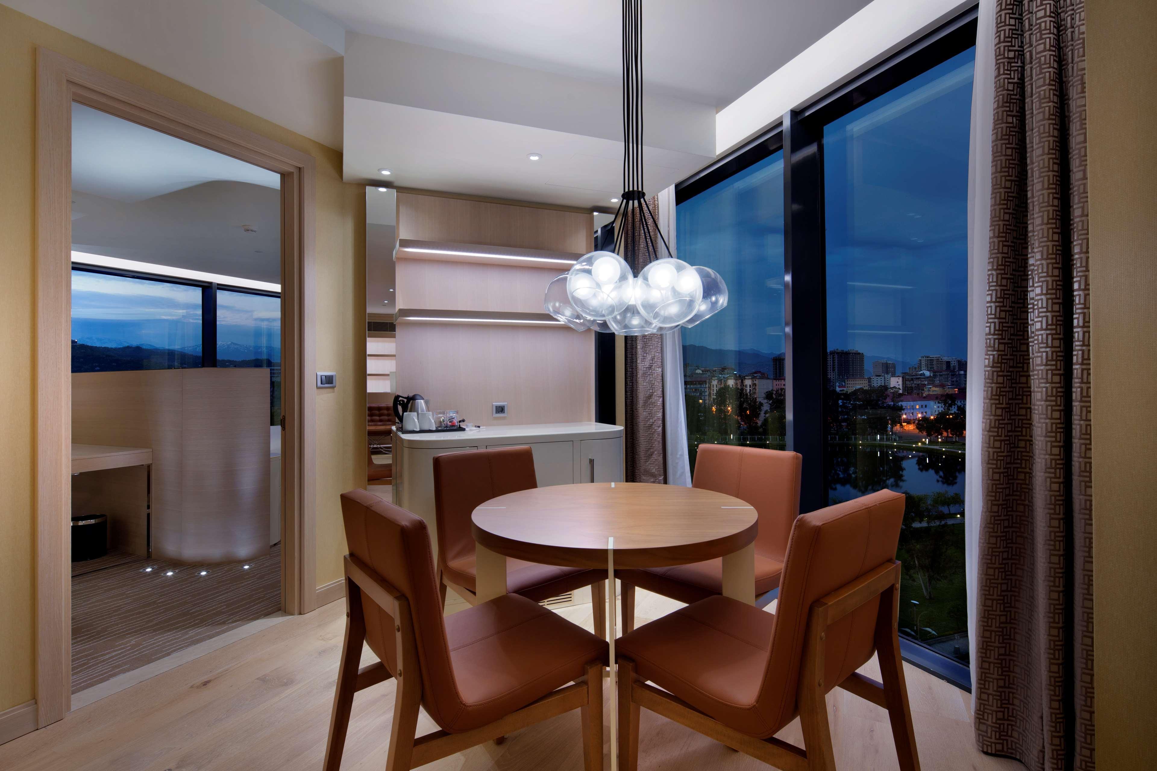 Hilton Batumi Hotel Luaran gambar A dining room in a private apartment