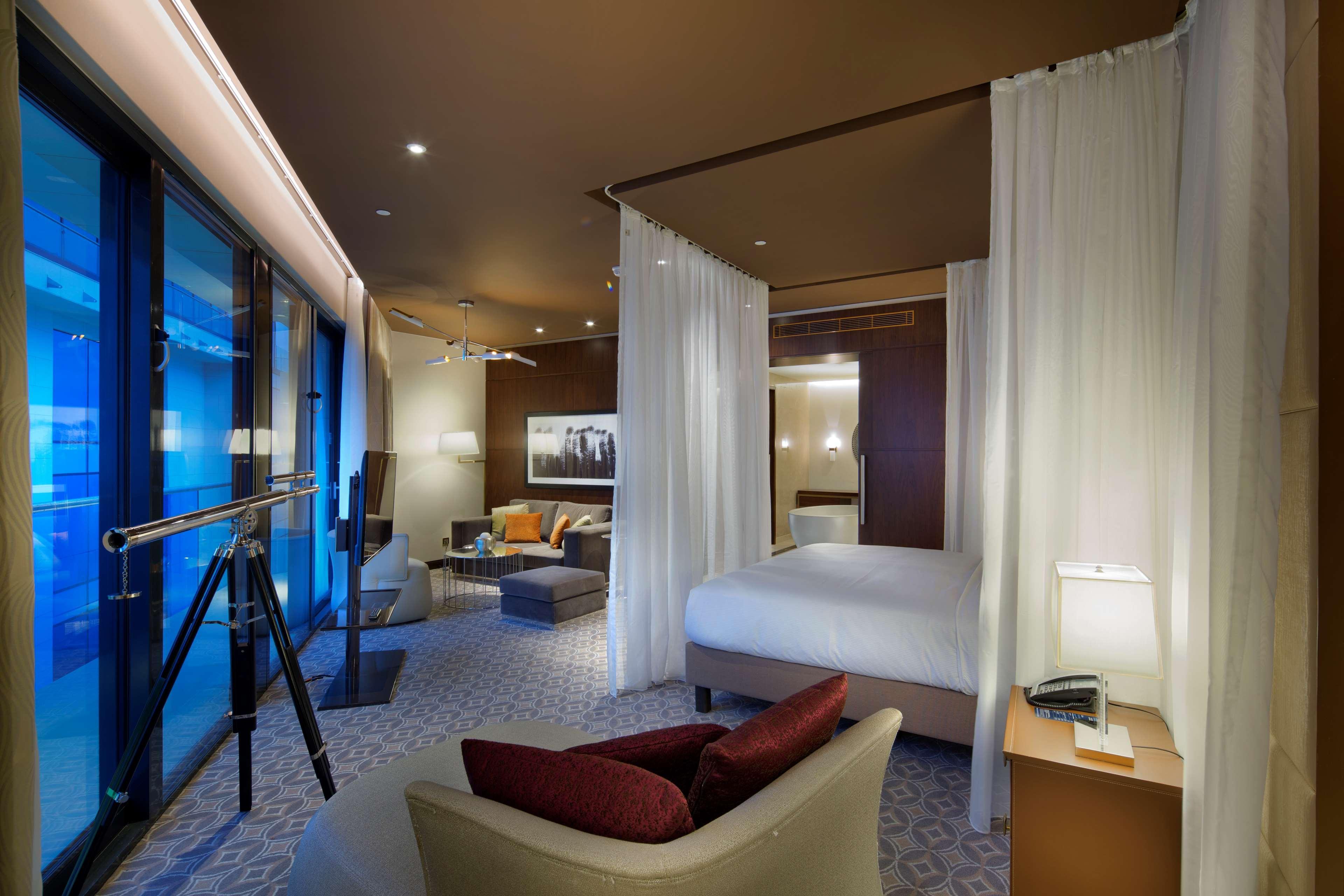 Hilton Batumi Hotel Luaran gambar A suite at the hotel