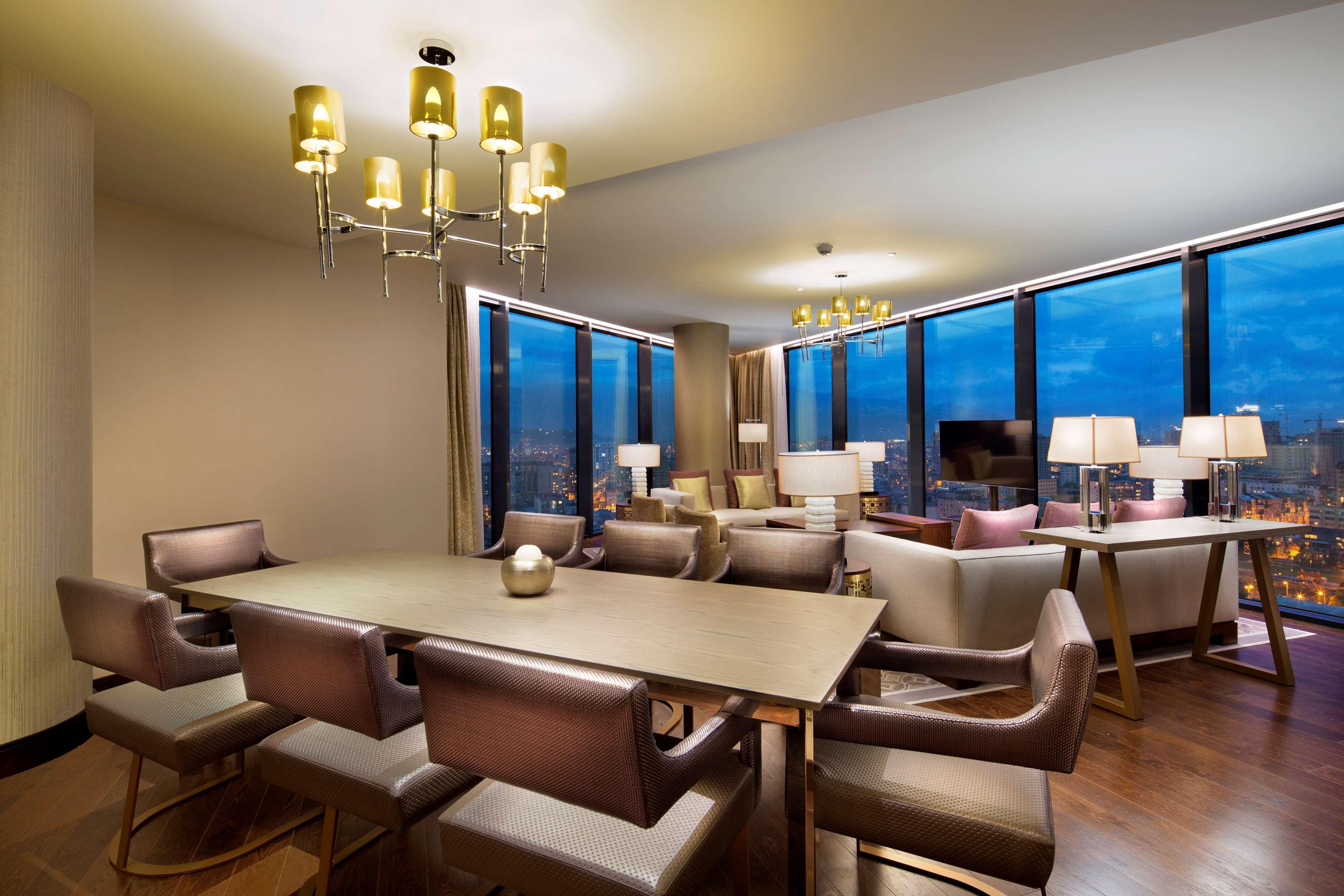 Hilton Batumi Hotel Luaran gambar The Westin Club Lounge at the Westin Palace, Madrid