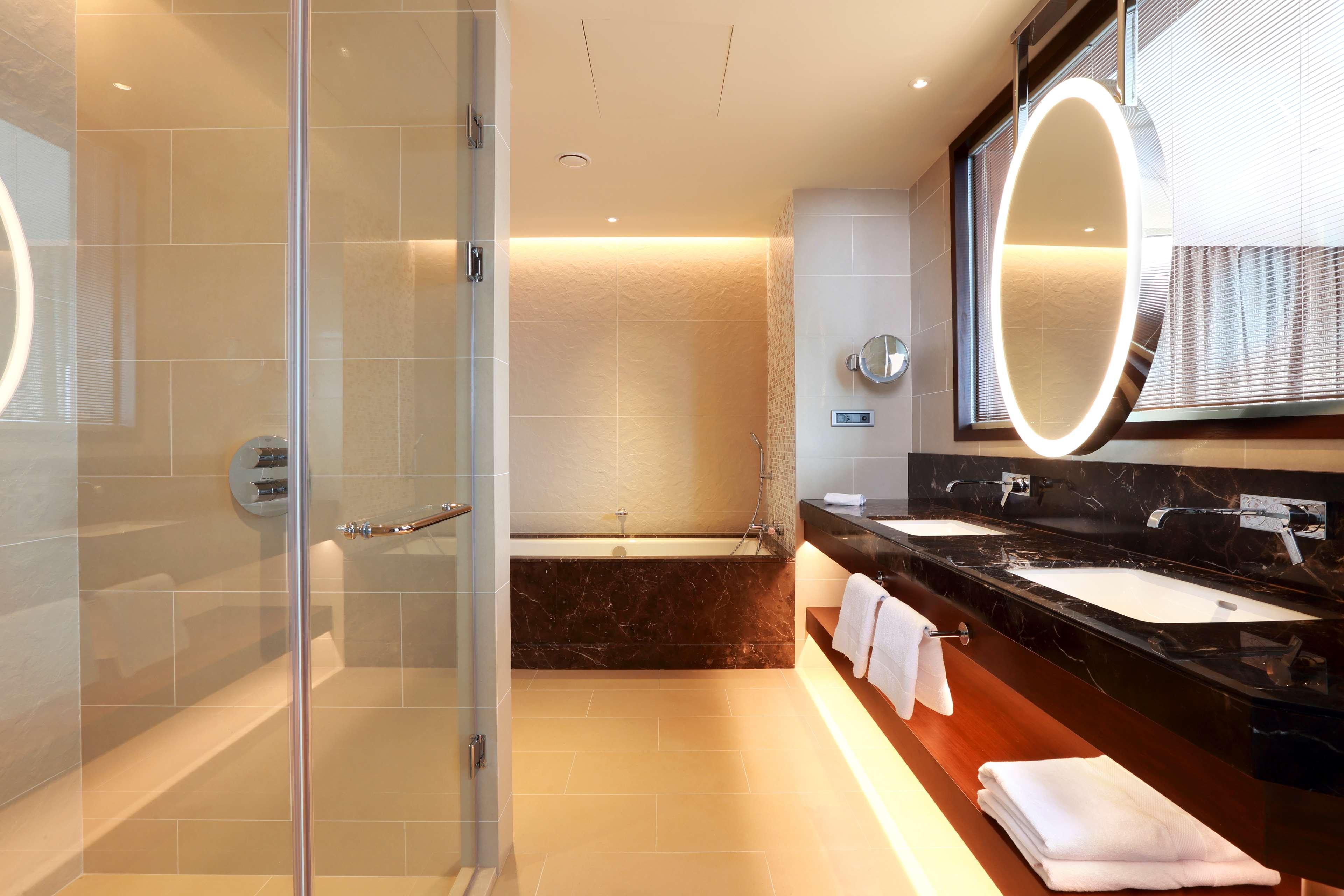 Hilton Batumi Hotel Luaran gambar Bathroom
