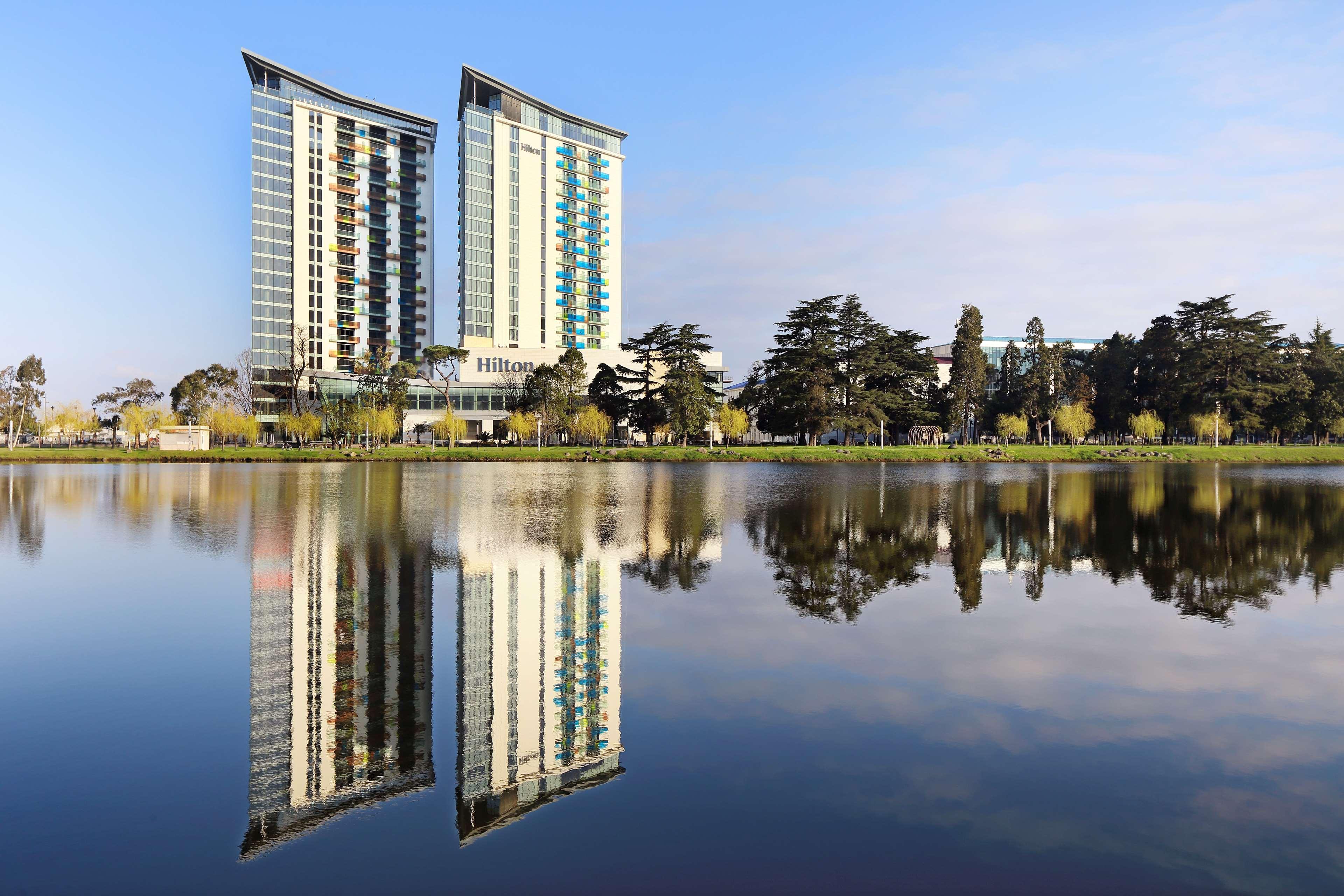 Hilton Batumi Hotel Luaran gambar The Lakes College