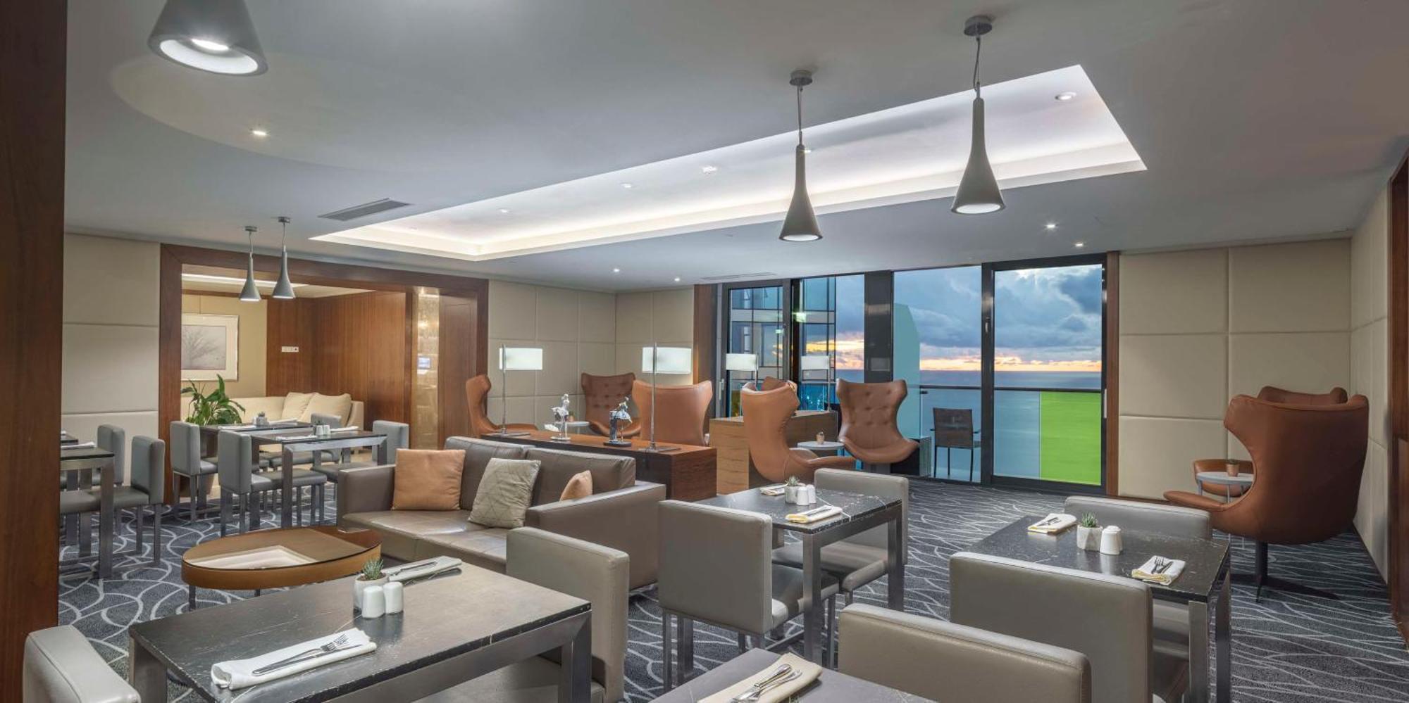 Hilton Batumi Hotel Luaran gambar The Club Lounge at the airport