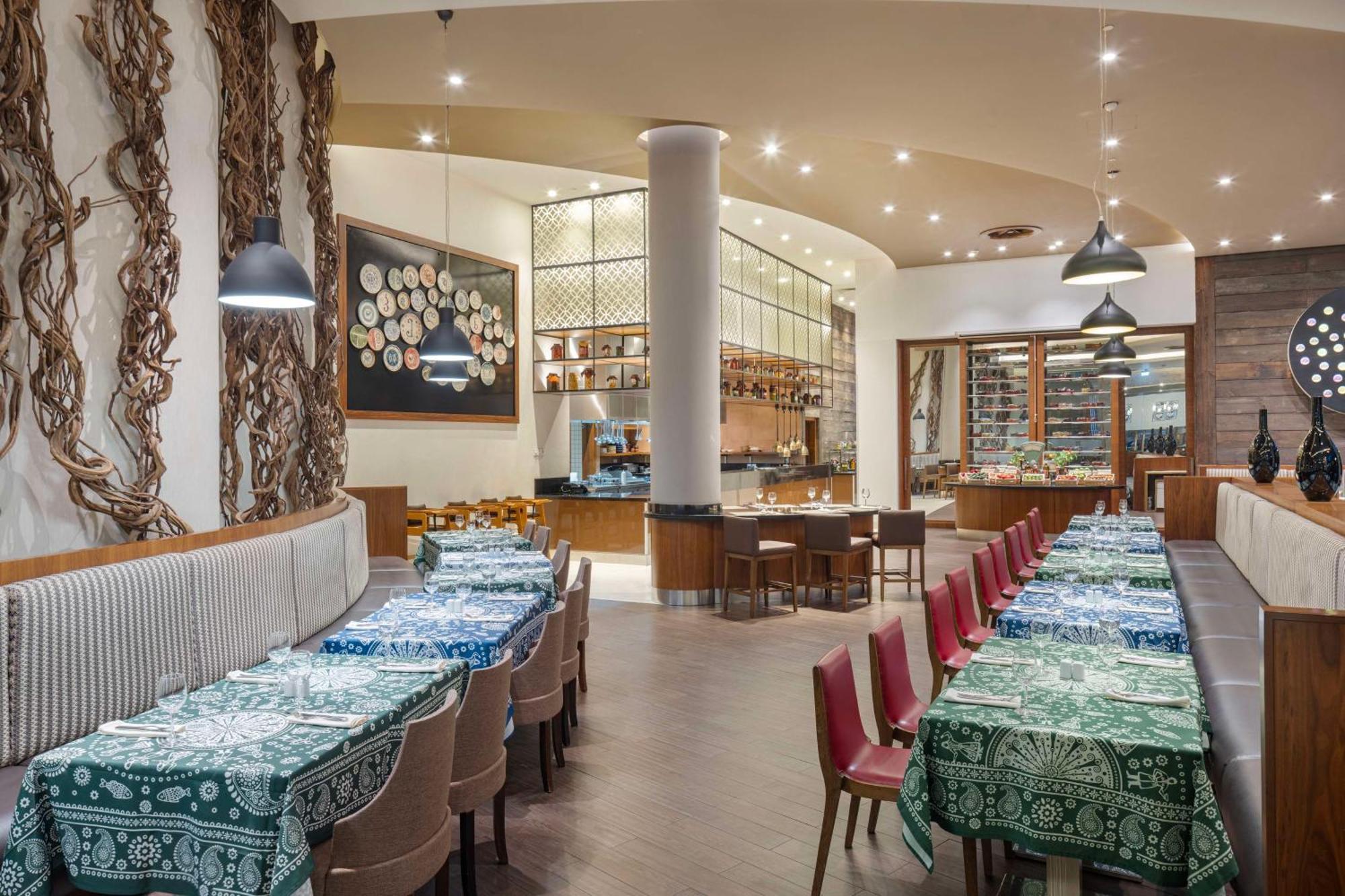 Hilton Batumi Hotel Luaran gambar The interior of the restaurant