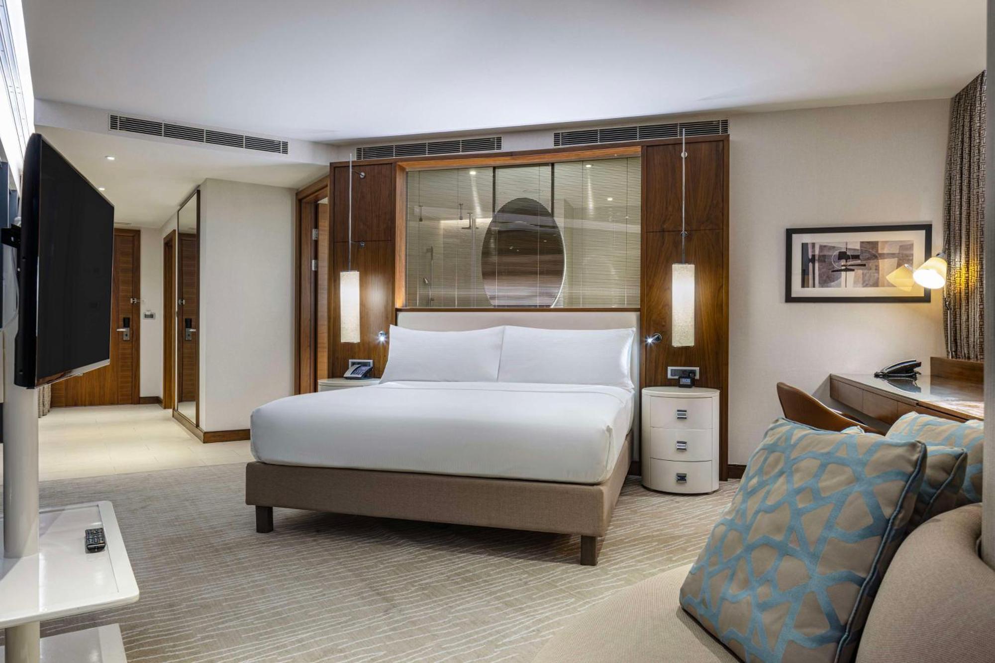 Hilton Batumi Hotel Luaran gambar A bedroom at the hotel