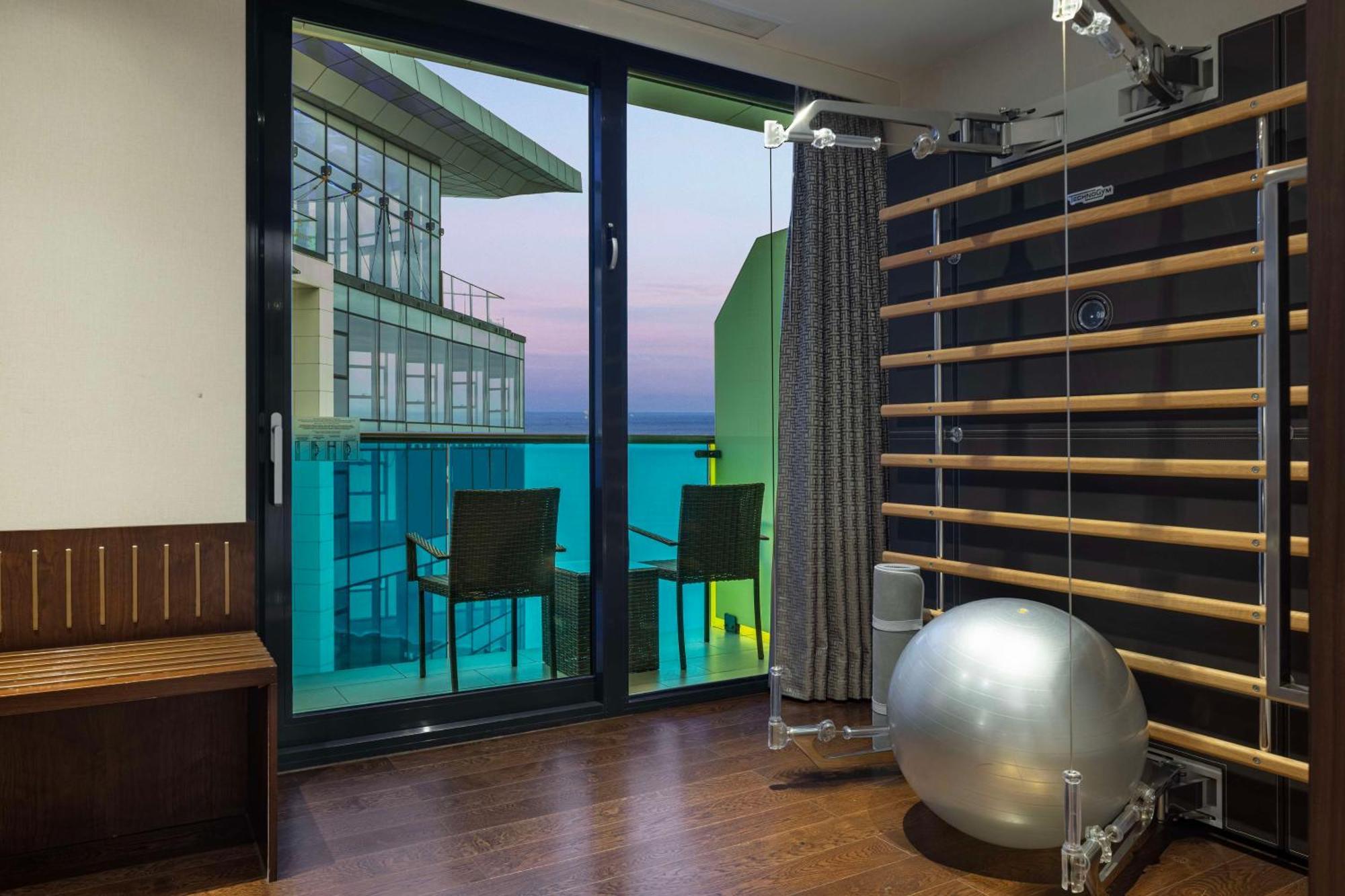 Hilton Batumi Hotel Luaran gambar A home gym