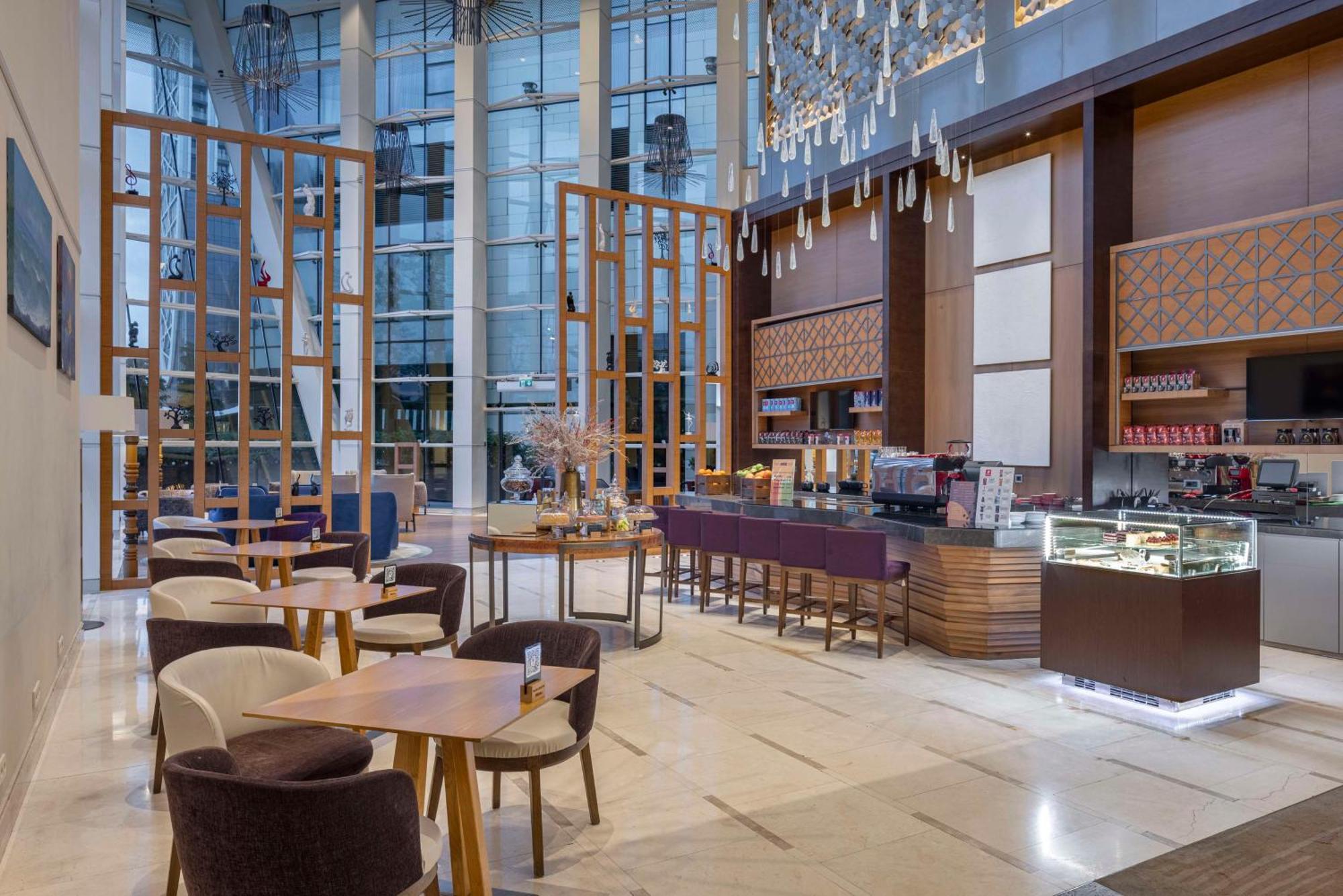 Hilton Batumi Hotel Luaran gambar The Lounge at the airport